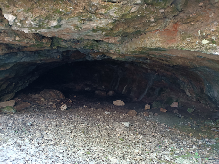 Acceso-a-la-cueva-Carrera