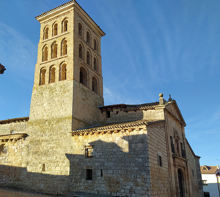Detalle-de-la-iglesia-con-la-torre-destacada