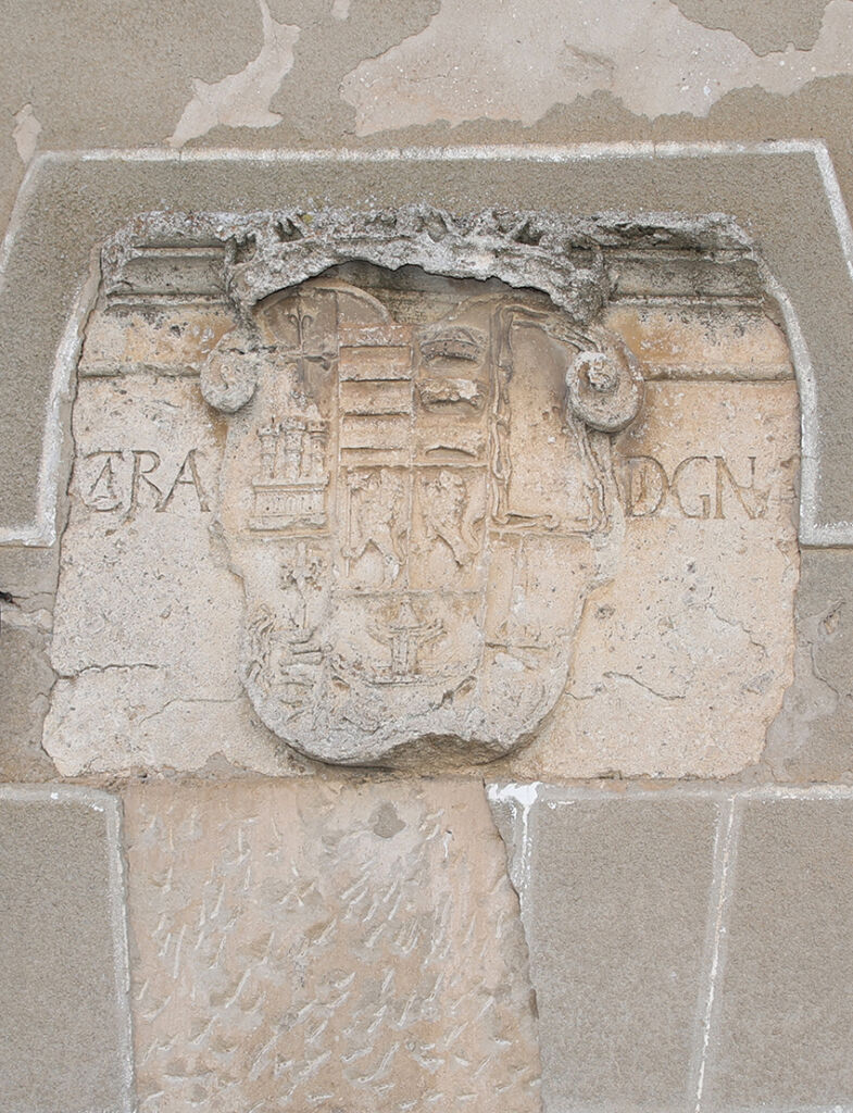 Escudo-nobiliario-en-una-fachada-de-la-localidad
