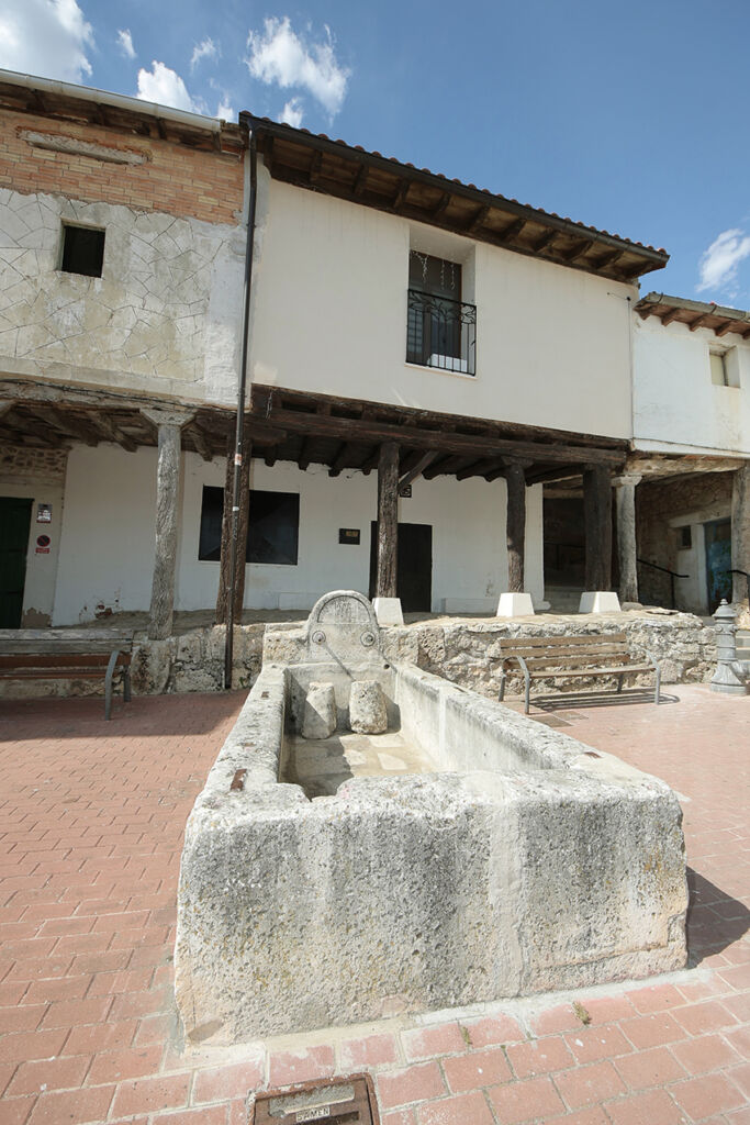 Fuente-abrevadero-con-soportales-porticados-al-fondo