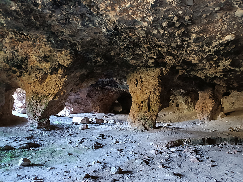 Interior-de-la-cueva-Carrasca