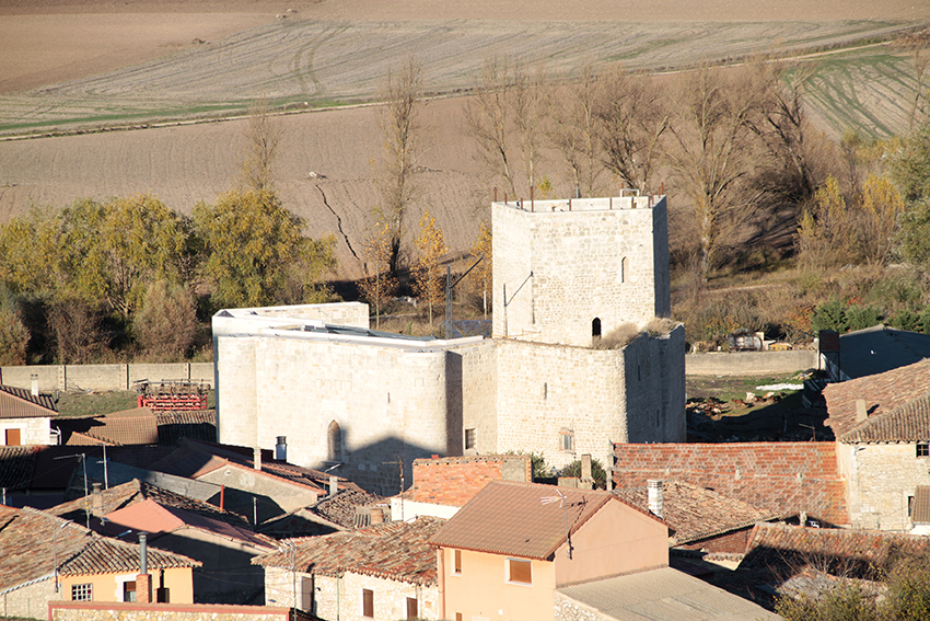 La-casa-fuerte-de-los-Rojas-destaca-sobre-el-caserio